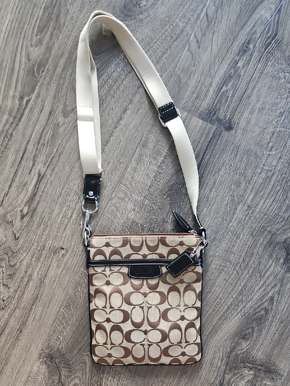 ✨ Coach Signature Crossbody Bag ✨